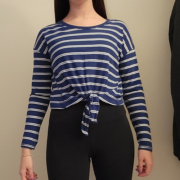 Me to We Tops - 🟣 Host Pick🎉 Blue striped tie crop top